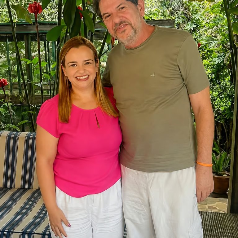 Paulinha Braga ao lado de apoiador durante visita a moradores de Itapipoca