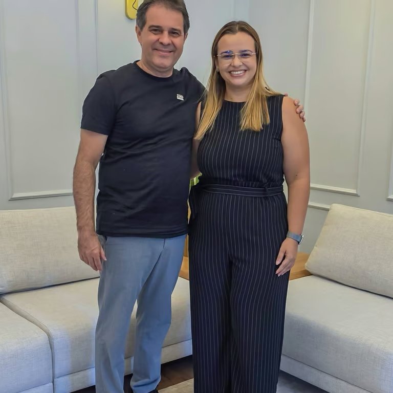 Paulinha Braga em encontro com apoiador durante agenda de trabalho