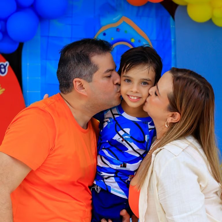 Paulinha Braga em momento familiar, ao lado de uma criança durante festa